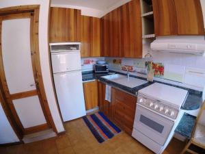 een keuken met een witte koelkast en een spoelbak bij Apartment in Rosolina Mare 34551 in Rosolina Mare