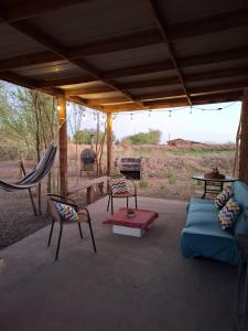 ein Zelt mit Hängematte, Stühlen und Grill in der Unterkunft Tierra Viva Solor Cabañas in Sólor