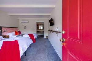 Postel nebo postele na pokoji v ubytování The Billy Motel Double Room with Retro Charm