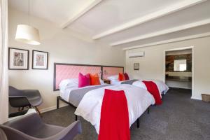 Postel nebo postele na pokoji v ubytování The Billy Motel Double Room with Retro Charm