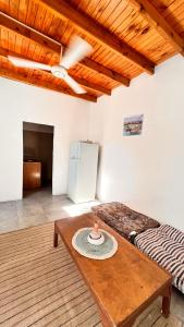 ein Wohnzimmer mit einem Tisch und einem Kühlschrank in der Unterkunft Wanasa House in Saint. Catherine