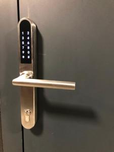 una puerta de metal con un mando a distancia en Apartimento Hydral Arte, en Wroclaw