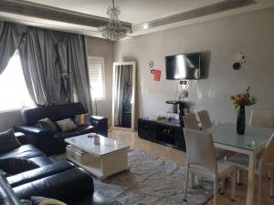 Μια τηλεόραση ή/και κέντρο ψυχαγωγίας στο 2 bedrooms apartment Agadir city center
