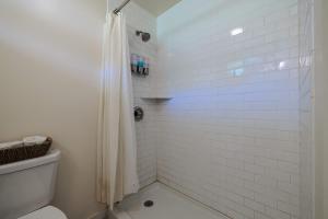 a bathroom with a shower and a toilet at The Billy Motel King Room with Retro Charm in Davis +2 photos