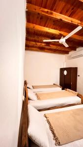 eine Reihe von Betten in einem Zimmer mit einer Decke in der Unterkunft Wanasa House in Saint. Catherine