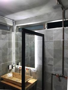 a bathroom with a sink and a mirror at Tiny House in San Mateo Río Hondo