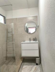 Koupelna v ubytování Super appartement T3 proche de tout sans vis-à-vis + 15 fotografií