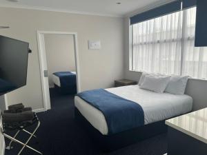 Postel nebo postele na pokoji v ubytování Hamilton Suites