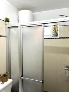 a shower with a glass door in a bathroom at Casa, gran parrillero a pocos minutos de sitios turísticos in Minas +20 photos