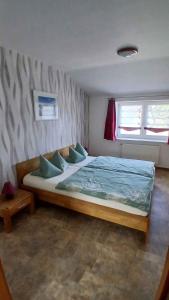 una camera da letto con un letto grande con lenzuola blu di Apartment in Morgenitz - Insel Usedom 3207 a Morgenitz