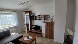 un soggiorno con un divano e una TV di Apartment in Morgenitz - Insel Usedom 3207 a Morgenitz