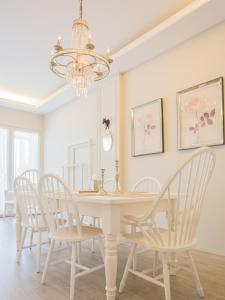 羅東鎮的住宿－白松露B&B，一间配备有白色桌椅的用餐室