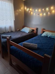 zwei Betten in einem Schlafzimmer mit Lichtern an der Wand in der Unterkunft Tierra Viva Solor Cabañas in Sólor + 18 Fotos