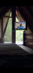 a window in a room with a bed and a window sidx sidx at Tiny House in San Mateo Río Hondo +7 photos