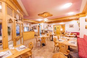 a dining room with wooden tables and chairs at Ampas Francescato in Livigno
