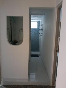 a hallway leading to a bathroom with a mirror at Toscana Suite 2 D in Estación El Salto