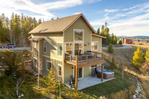 eine Luftansicht eines Hauses mit einer Terrasse in der Unterkunft 5 Mi to Winter Park Resort Fraser Family Home in Fraser