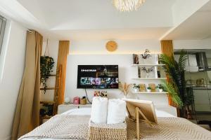 Ένα ή περισσότερα κρεβάτια σε δωμάτιο στο White Oak - Minimalist Studio for Couples with PS4 & Instax Camera +18 φωτογραφίες