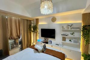 Μια τηλεόραση ή/και κέντρο ψυχαγωγίας στο White Oak - Minimalist Studio for Couples with PS4 & Instax Camera