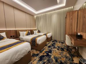 Ένα ή περισσότερα κρεβάτια σε δωμάτιο στο بيوت عطلات منزال الجبل +31 φωτογραφίες