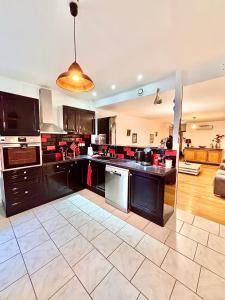 Kuchyň nebo kuchyňský kout v ubytování Le 84 ! Appart' calme et spacieux en centre ville