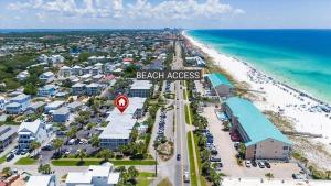 une vue aérienne du complexe d'accès à la plage dans l'établissement Oar'asis Heated Pool Beach View, à Destin