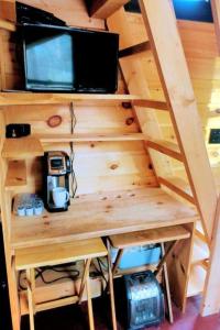 TV a/nebo společenská místnost v ubytování Modern Tiny House with Ski Access in Bennington, New Hamsphire + 29 fotografií