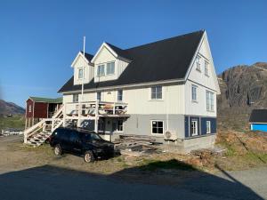 a house being constructed with a car parked in front at Seperat lejlighed i stueetage in Sisimiut