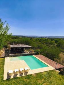 eine Draufsicht auf einen Swimmingpool und einen Picknicktisch in der Unterkunft MIracampo in San Antonio de Arredondo