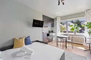 Postel nebo postele na pokoji v ubytování Modern Studio in Central Luxembourg Gare Area