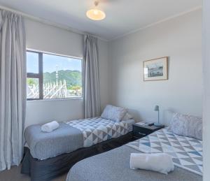 Una habitación de hotel con dos camas y una ventana. en The Villa, en Picton