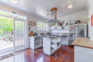 cocina con electrodomésticos blancos y ventana grande en The Villa, en Picton 24 fotos más