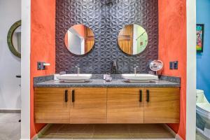 Ένα μπάνιο στο Oceanview Terrace, Pool, BBQ and Designer Touches +21 φωτογραφίες