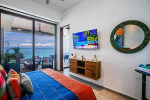 Ένα ή περισσότερα κρεβάτια σε δωμάτιο στο Oceanview Terrace, Pool, BBQ and Designer Touches