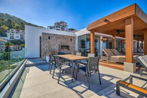 Μπαλκόνι ή βεράντα στο Oceanview Terrace, Pool, BBQ and Designer Touches