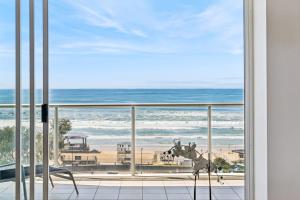 ゴールドコーストにあるULTIQA エア オン ブロードビーチの窓付きの客室からビーチの景色を望めます。