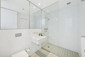 ゴールドコーストにあるULTIQA エア オン ブロードビーチのトイレと洗面台を備えた白いバスルーム