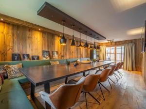 Un comedor con una mesa larga y sillas. en Fernblick, en Kirchberg in Tirol