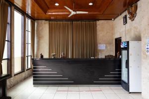 Ο χώρος του λόμπι ή της ρεσεψιόν στο RedDoorz at Hotel Dewata Indah Denpasar