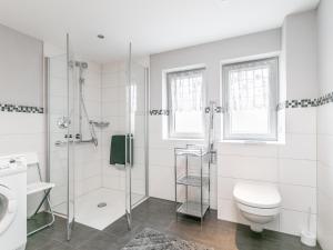 Un baño blanco con ducha y WC. en Landhaus am Waldrand, en Oberndorf in Tirol 32 fotos más