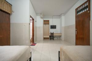 Μια τηλεόραση ή/και κέντρο ψυχαγωγίας στο RedDoorz at Hotel Dewata Indah Denpasar +10 φωτογραφίες