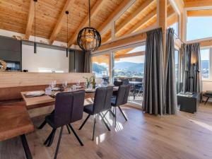 Nespecifikovaný výhled na hory nebo výhled na hory při pohledu z prázdninového domu