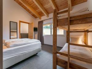 een slaapkamer met 2 stapelbedden en een badkamer bij Grebenzen Lodge Starnberg 60B in Sankt Lambrecht