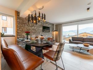 een keuken en woonkamer met een tafel en stoelen bij Grebenzen Lodge Starnberg 60B in Sankt Lambrecht