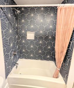 Et badeværelse på Downtown Hagerman Hot Springs Getaway