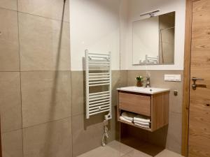 ein Badezimmer mit Waschbecken und Spiegel in der Unterkunft Grebenzen Lodge Starnberg 60A in Sankt Lambrecht + 52 Fotos