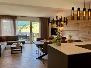 eine Küche und ein Wohnzimmer mit einer Couch und einem Tisch in der Unterkunft Grebenzen Lodge Starnberg 60A in Sankt Lambrecht