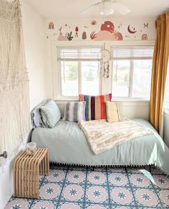 En eller flere senge i et værelse på Downtown Hagerman Hot Springs Getaway