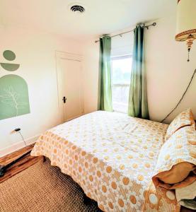 En eller flere senge i et værelse på Downtown Hagerman Hot Springs Getaway