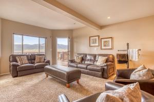 Χώρος καθιστικού στο 032 - Lakefront Village Escape - Big Bear Getaway